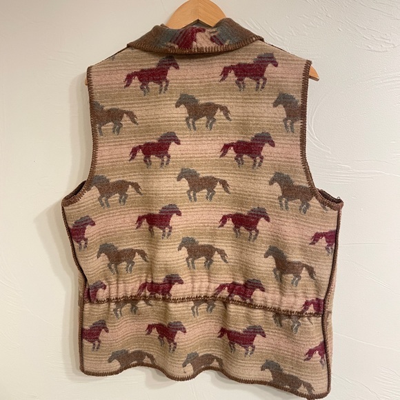 Woolrich Reversible Woven Horse Vest - Picture 9 of 10